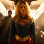 Supergirl: Mulher do Amanhã — Milly Alcock como Kara Zor-El em traje completo com capa vermelha